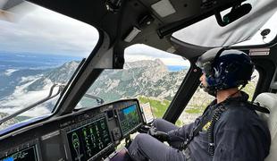 Letalska policija v gorah zaradi nevihte dvakrat reševala slovenske pohodnike