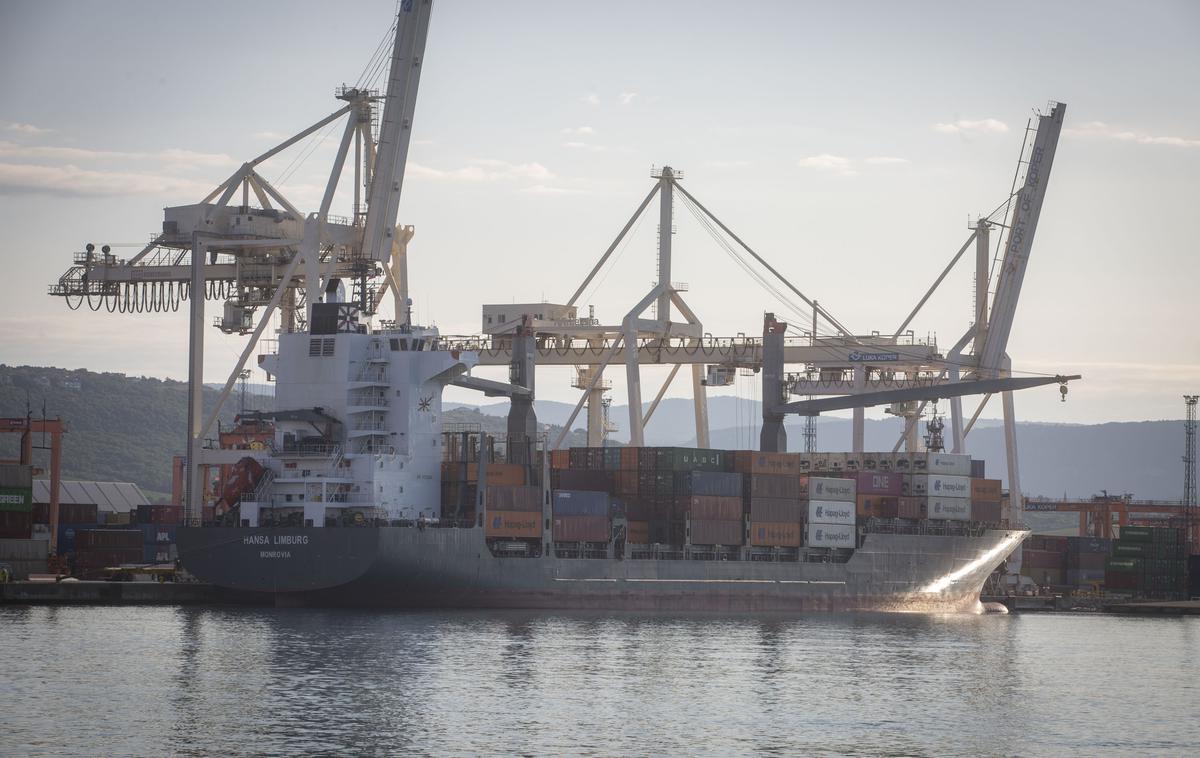 Kontejnerski terminal. Luka Koper. Pristanišče. | Zaradi zasedenosti zalednih skladišč se kontejnerji daljši čas zadržujejo na terminalu.  | Foto Bojan Puhek