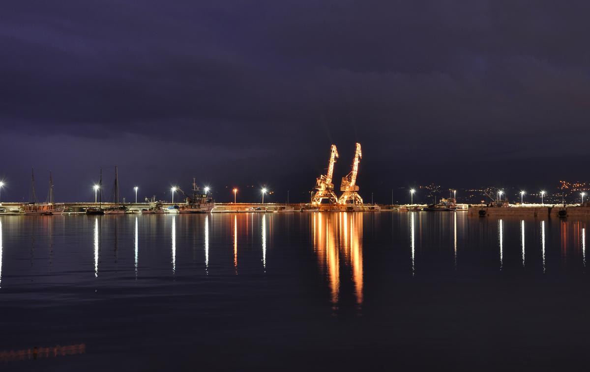Reka, Rijeka, pristanišče | Samo reško pristanišče po številkah iz finančnega poročila za prvo četrtletje medtem beleži skupni padec prometa za 28 odstotkov, s 662.000 na 477.000 ton pretovorjenega blaga. Tako kot v Pločah je k padcu prispeval manjši promet razsutega tovora. | Foto Shutterstock