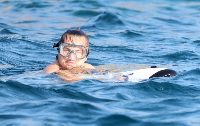Leonardo DiCaprio si je nadel potapljaško masko in se odpravil na lov s podvodnim skuterjem. | Foto: Profimedia