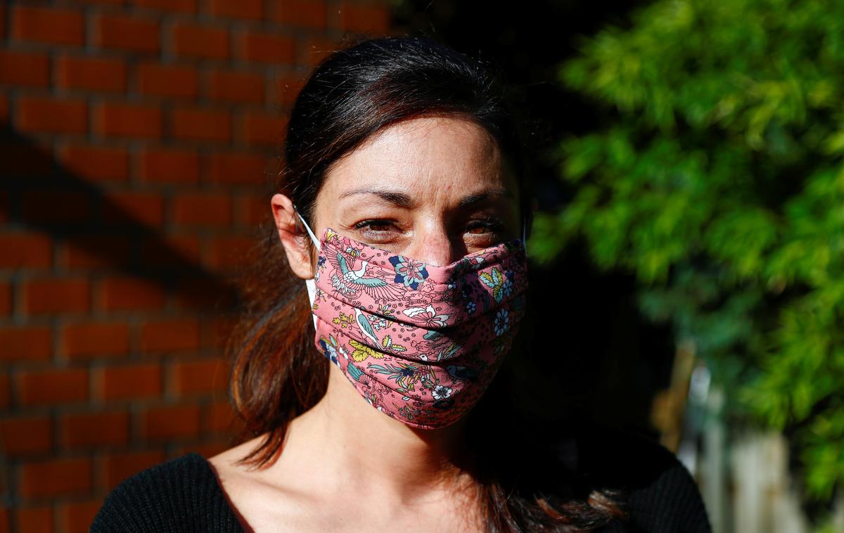 maske koronavirus | Filtracijska učinkovitost je bila boljša pri maskah z nagubanim blagom in slabša pri gladkih krojih ter najslabša pri materialih iz raztegljivega blaga. | Foto Reuters