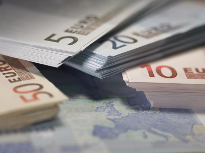 Kritiki omejevanja gotovinskega poslovanja opozarjajo, da vsaka zaostritev - pri nas smo zadnjo sprejeli leta 2014, ko smo gotovinska plačila omejili na pet tisoč evrov - prinaša manjšo anonimnost državljanov in višje stroške bančnih provizij. | Foto: Thinkstock