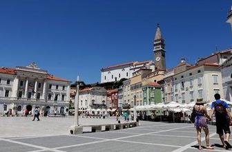 Obala turiste privablja z množico prireditev