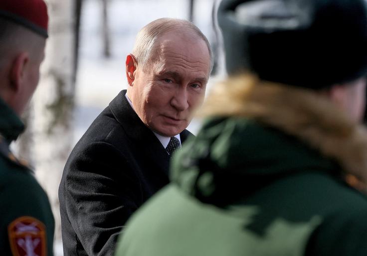 Ruski predsednik Vladimir Putin je prejšnji mesec podpisal zakon, ki mu omogoča, da tako rekoč sam odloča, v katerih primerih bodo ruski telekomunikacijski operaterji dolžni zaustaviti delovanje svojih omrežnih storitev, če jim tako naroči ruska obveščevalna služba FSB. | Foto: Reuters