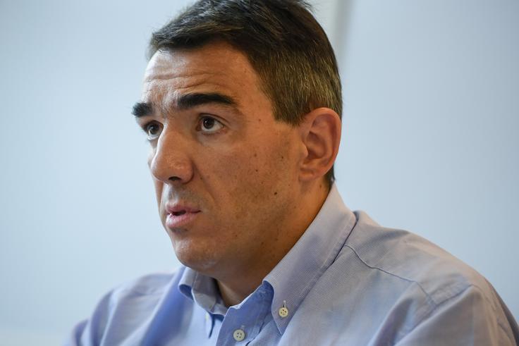 "Pred pol leta smo imeli zastoje zaradi težav na železnicah, zdaj zaradi blokade v Luki. Poslovni partnerji sprašujejo, ali je to novo običajno stanje," pravi predsednik Sekcije pristaniških špediterjev pri GZS Čedomir Bojanić. | Foto: STA ,