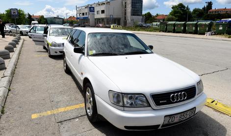 Taksist v avto zaprl priljubljenega pevca, ker mu za kratko vožnjo ni hotel plačati 195 evrov