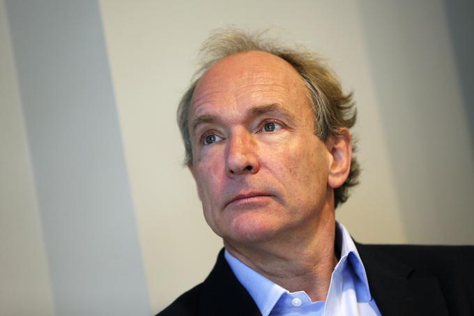 Britanski računalničar Tim Berners-Lee je 6. avgusta 1991 v raziskovalnem kompleksu CERN v Švici pognal prvo spletno stran. Na pionirski spletni strani je Berners-Lee opisal poslanstvo in delovanje spleta. Na ta datum, 6. avgust 1991, zaznamujemo začetek globalnega dostopa do svetovnega spleta, Tim Berners-Lee pa v javnosti velja za njegovega očeta. Berners-Lee je razvil tudi daljnega prednika Firefoxa in Chroma, prvi spletni brskalnik z imenom WorldWideWeb. | Foto: Reuters