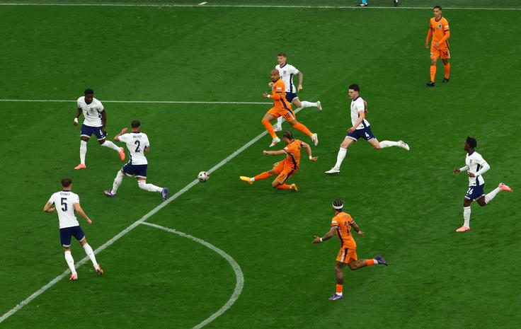 Strel Xavija Simonsa za 1:0 | Foto: Reuters