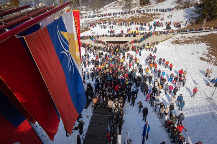 Dražgoše je ob obletnici znamenite bitke tudi letos obiskala množica ljudi, večinoma zaradi ohranjanja spomina in tradicije. Številni so se v vas na pobočjih Jelovice kljub zahtevnim zimskim razmeram tudi tokrat podali peš. Planinska društva so v sodelovanju z veteranskimi organizacijami pripravila osem pohodov, ki se jih je udeležilo 600 pohodnikov. | Foto: STA