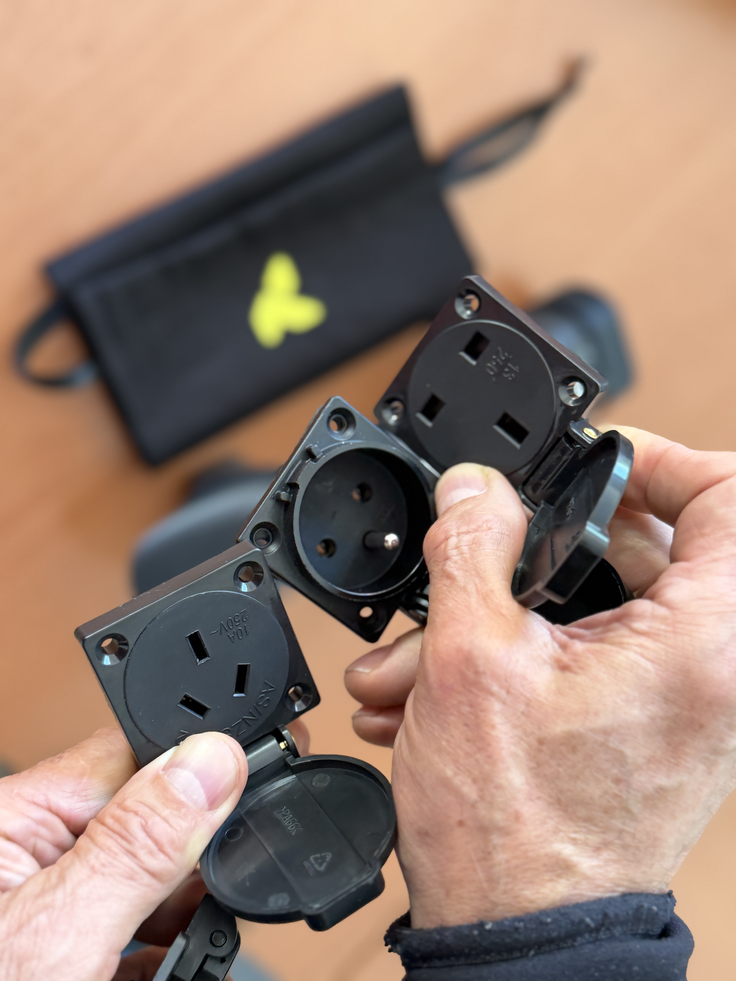 Evropa je sistem številnih različnih standardov vtičnic in vsaka mora ustrezati adapterju. Proizvajalec vtičnic je nemški. 
 | Foto: Gregor Pavšič