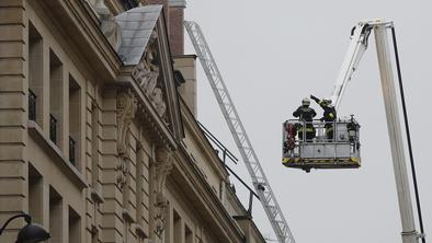 V pariškem hotelu Ritz, ki ga obožujejo zvezdniki, izbruhnil velik požar (video)