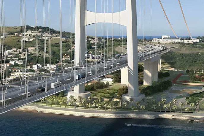 Sicilija most | Projekt poleg 3,3 kilometra dolgega visečega mostu zajema še gradnjo 40 kilometrov cestnih in železniških povezav, treh novih železniških postaj in poslovnega središča v Kalabriji. | Foto X/@ZSchneeweiss