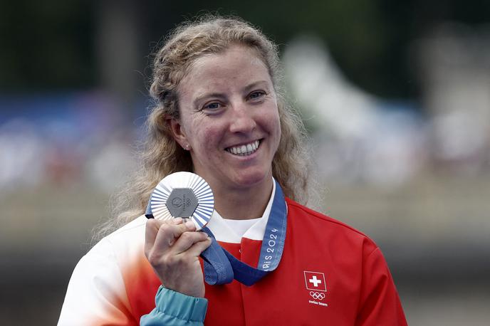 Julie Derron, | Udeležba trenerja srebrne Julie Derron dviguje prah. | Foto Reuters
