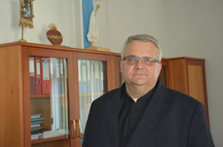 Pravnomočno: škof Peter Štumpf ni razžalil vernice, ki je zalezovala župnika