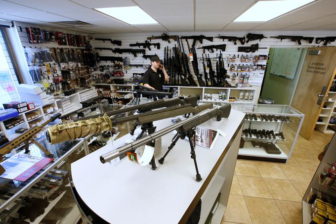 V ZDA gre orožje odlično v prodajo. Polno avtomatsko orožje lahko civilisti sicer kupujejo pod posebnimi pogoji, kakšnih drugih omejitev pa skorajda ni. Po lasvegaškem napadu je skokovito poskočila prodaja puške, s katero je Paddock ubil 59 ljudi.  | Foto: Reuters