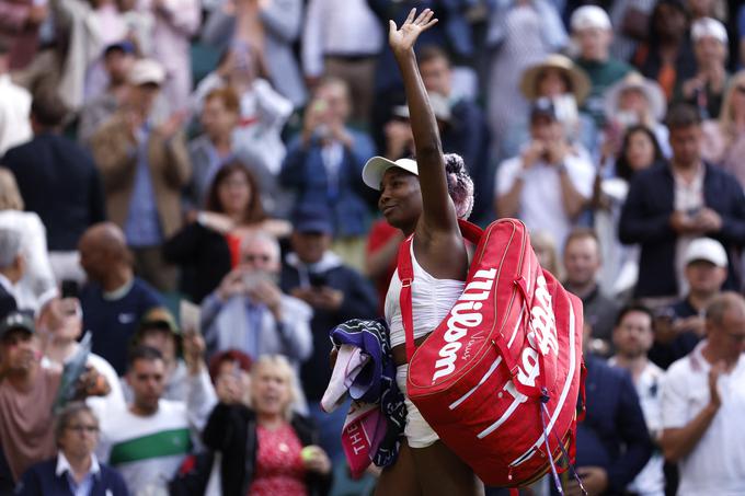 Ob odhodu z igrišča je Venus Williams dobila stoječe ovacije. | Foto: Reuters