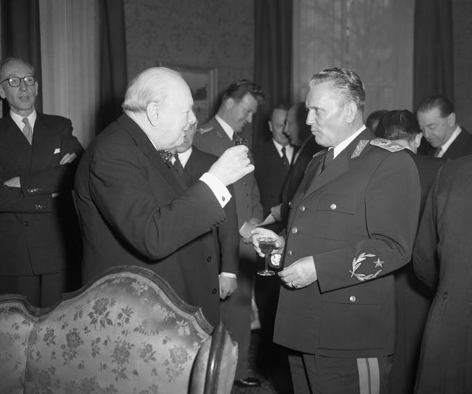 Churchill in Tito sta postala sodelavca med drugo svetovno vojno. Od poletja 1943 je začel Churchill dajati prednost Titu in njegovim partizanom pred četniki Draže Mihailovića. Britanci oziroma Zahod je vedno igral tudi na Tita. Morda je tudi zato na pariški mirovni konferenci 1947 dobila komunistična Jugoslavije velik del ozemlja Italije. Če Zahod ne bi uslišal jugoslovanskih zahtev po pripojitvi italijanskega ozemlja (tega je Italija dobila po prvi svetovni vojni), na katerem živijo Slovenci in Hrvati, bi morda Jugoslavijo še bolj potisnil v sovjetski objem. Leta 1954 pa je Jugoslavija dobila še del Svobodnega tržaškega ozemlja. Na fotografiji: Tito in Churchill leta 1953. | Foto: Reuters