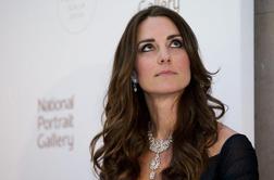 Kate Middleton z reciklirano obleko in sposojeno ogrlico
