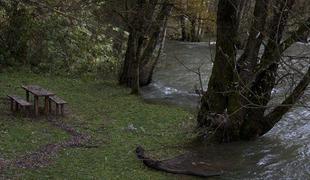 FOTO: Na Koroškem odneslo del poslopja z živino