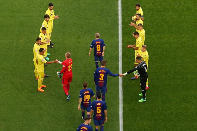 špalir nogomet | Špalir je tradicija v nogometu. Takole se je pred leti Barceloni poklonil Villarreal. | Foto Reuters