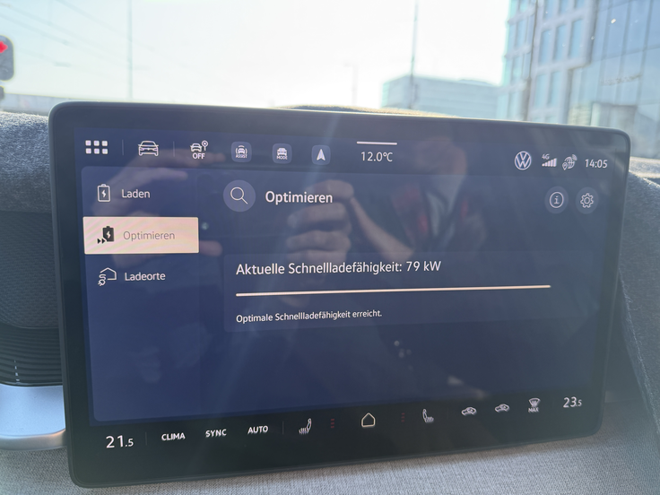 Še naprej odlično – možnost ročnega zagona predgretja baterije in podatek o trenutni razpoložljivi moči polnjenja. | Foto: Gregor Pavšič