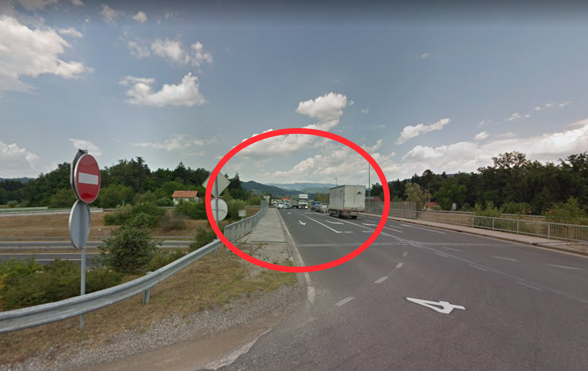 Arja Vas | Zelo zgovoren dokaz, da križišče še posebej med lokalnimi vozniki, ki izvoz z avtoceste uporabljajo vsak dan, velja za eno najbolj zoprnih in nevarnih, je dejstvo, da se je nesreča tukaj zgodila ravno v času, ko se je mimo peljal Googlov avtomobil, ki je leta 2013 snemal slovenske ceste. | Foto Matic Tomšič / Google Zemljevidi