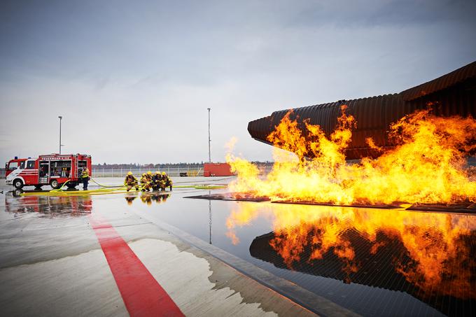 Pri akademiji imajo dve železni maketi - ozkotrupno kopijo airbusa A320 in kopijo helikopterja bell 412. | Foto: Fraport