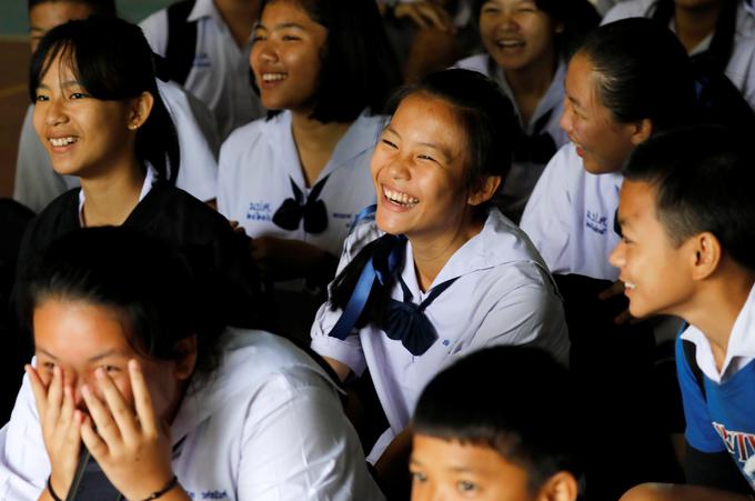 Reakcije sošolcev, ko jim je učiteljica sporočila, da so nekaj izmed 12 ujetih dečkov rešili. | Foto: Reuters