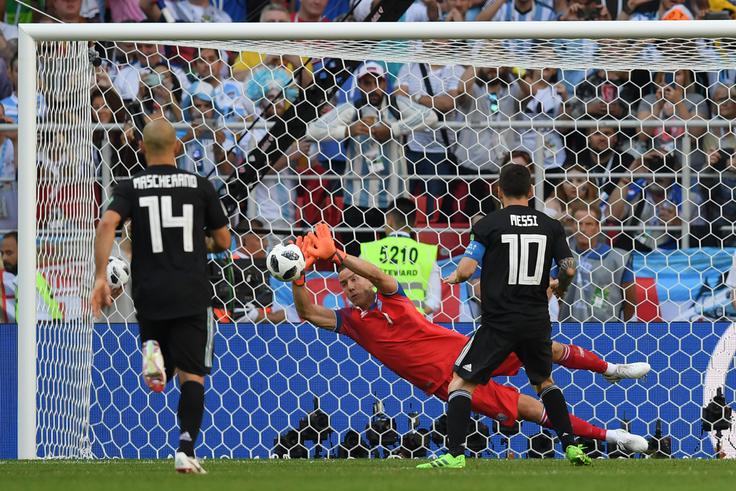 Hannes Thor Halldorsson Takole je Hannes Thor Halldorsson lani ubranil enajstmetrovko Lionelu Messiju. | Foto: Getty Images