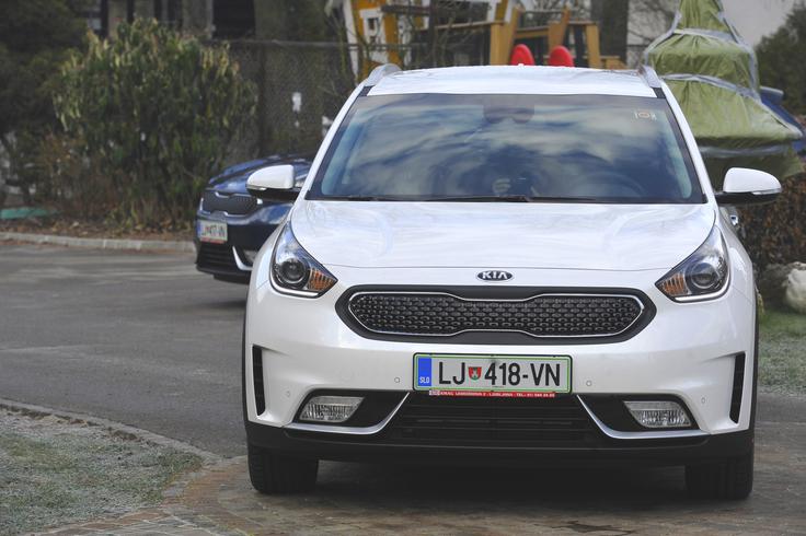 Pri dizajnu med drugim izstopa značilni element, "tigrov nos". Pri vozniški pameti pa poleg večine najsodobnejših varnostnih sistemov izpostavljajo še sistem predvidevanja oziroma napovedovanja vzpona in spusta, pri katerem hibridni pogon po navodilih iz navigacije energijsko kar najbolj optimalno premaga različne cestne konfiguracije. Ta sistem je namenjen učinkovitemu upravljanju energije za čim manjšo porabo goriva in udobnejšo vožnjo. | Foto: Jure Gregorčič