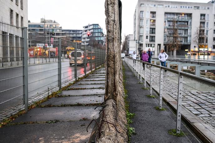 Berlinski zid | Študija o enakosti med nekdanjim vzhodom in zahodom kaže, da v majhnih mestih in na podeželju v vzhodnih zveznih državah javni prevoz in zdravstvene ustanove niso več v celoti na voljo. Hkrati imajo ljudje podpovprečne dohodke in so bolj verjetno odvisni od socialnih prejemkov.  | Foto Shutterstock