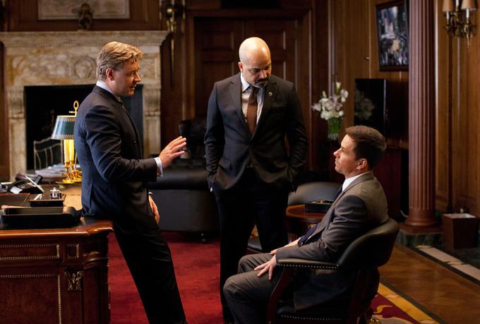 Mark Wahlberg, Russel Crowe in Jeffrey Wright v prizoru iz kriminalnega trilerja Podkupljeno mesto. | Foto: promocijsko gradivo