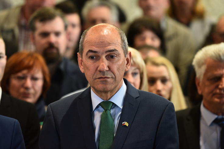 V SAB so v ponedeljek na pogovore o oblikovanju začasne projektne vlade povabili vse parlamentarne stranke, razen SDS. Na fotografiji predsednik SDS Janez Janša.  | Foto: STA ,