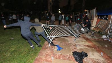 Na študentskih protestih izbruhnili spopadi: "Taktike protestnikov so šokantne"