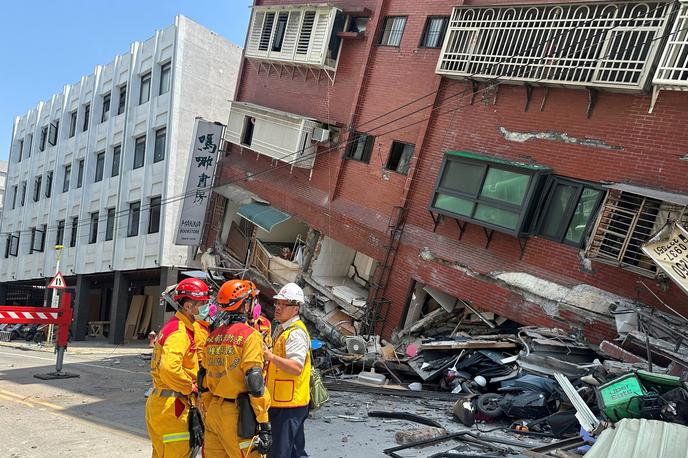 potres na Tajvanu | Po navedbah oblasti se pri iskanju ujetih in pogrešanih ljudi osredotočajo na območje okoli mesta Hualien, ki je bilo v potresu z magnitudo 7,4 najhuje prizadeto. V Tajvanu so do davi zabeležili še več kot 310 popotresnih sunkov. | Foto Reuters