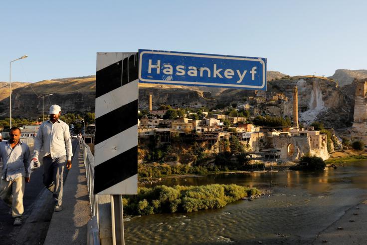 Hasankeyf, Tigris, Turčija Mesto Hasankeyf ima nekaj več kot 3.000 prebivalcev, ki se zvečine preživljajo s turizmom. Ko bo mesto potopilo akumulacijsko jezero, se jih bo večina najverjetneje morala preseliti v mesta. | Foto: Reuters