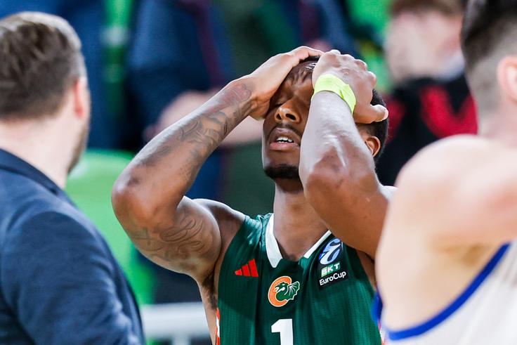 Umoja Gibson je dve sekundi pred koncem pri zaostanku 91:93 žogo vrgel v avt. | Foto: Aleš Fevžer