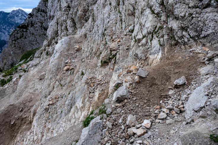 Najbolj neugoden je sam vstop v sestop, saj je odneslo del melišča pod steno. Edino ta del ni zavarovan. | Foto: Matej Podgoršek