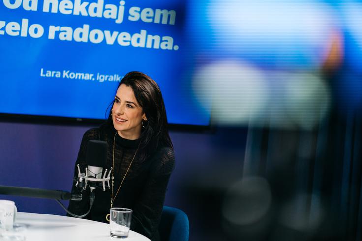 Laro Komar so slovenski gledalci in gledalke spoznali kot Ireno v seriji Reka ljubezni, zdaj pa na odru Špasteatra z Luko Cimpričem in Domnom Valičem igra v Agenciji za razhode. | Foto: Jan Lukanović