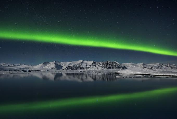 Valentinovo, 14. februar 2016. Takšen romantični prizor je nad gladino jezera Jökulsarlon na Islandiji pričaral severni sij oziroma aurora borealis. Foto: Giles Rocholl.   | Foto: 