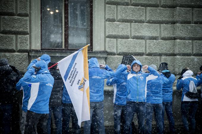 Februarski protest policijskih sindikatov pred vladno palačo v Ljubljani. | Foto: Ana Kovač