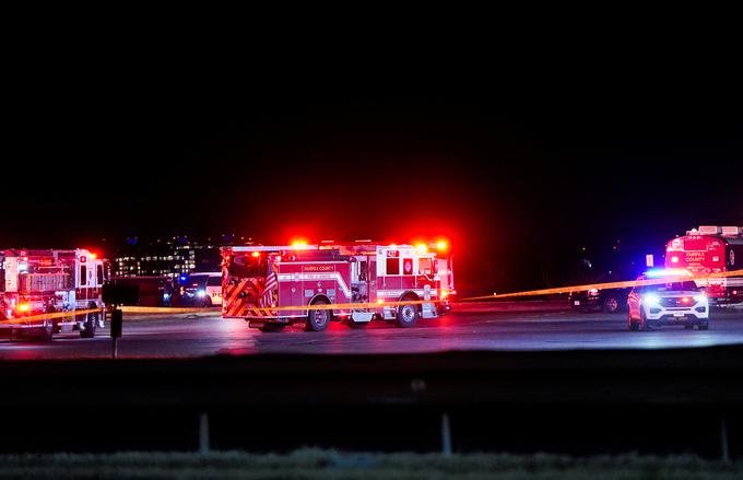 Uradnega podatka o številu žrtev še ni, po navedbah policije za CBS News pa so iz reke Potomac potegnili najmanj 19 trupel. | Foto: Reuters