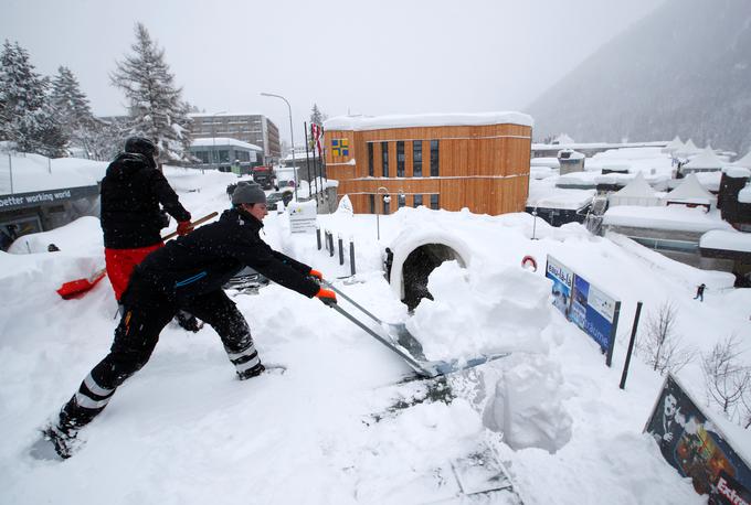 Oblasti so ponekod razglasile najvišjo nevarnost snežnih plazov, zaradi zmernih temperatur pa se stopnja nevarnosti verjetno ne bo zmanjšala. | Foto: Reuters