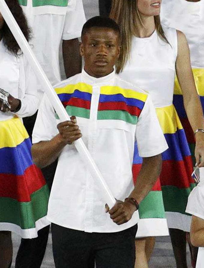 Aretirani Namibijec Jonas Juniusa je na otvoritveni slovesnosti nosil zastavo svoje države. | Foto: Reuters