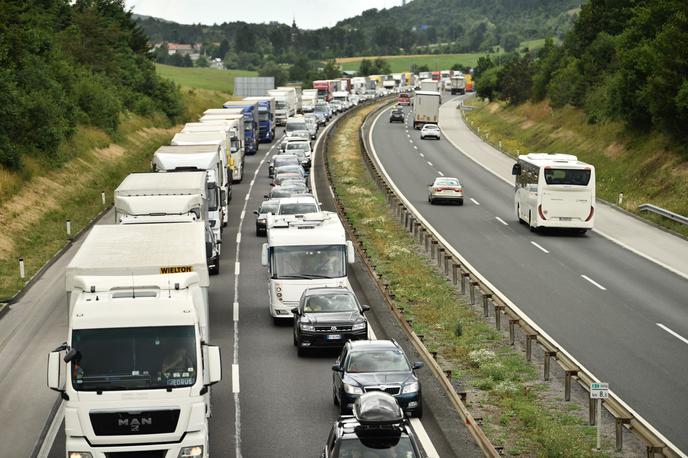 zastoj na avtocesti | Sekcija za promet pri Obrtno-podjetniški zbornici Slovenije in Združenje za promet pri Gospodarski zbornici Slovenije sta že v torek opozorila, da so zaradi zaprtja vipavske hitre ceste med Razdrtim in Vipavo ter preusmeritve tovornega tranzita na mejni prehod Fernetiči razmere na primorski avtocesti nevzdržne. | Foto STA