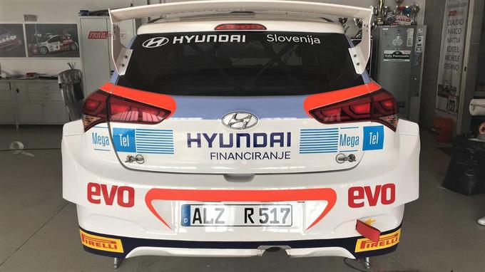 Hyundai je svoje aktivnosti v svetovnem prvenstvu v reliju razširil tudi z avtomobilom razreda R5, ki je druga raven dirkalnikov za reli (po tovarniških WRC). | Foto: DTDK