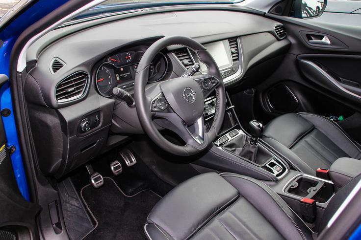 Notranjost je prepoznavno Oplova. Na voljo so tako njihovi udobni sedeži, sistem OnStar, žarometi LED in podobno. Pri Oplu (za razliko od bratranca peugeota 3008) ne načrtujejo digitalne armature in različice s sedmimi sedeži. | Foto: Aleš Črnivec