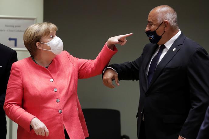 Bojko Borisov in Angela Merkel | Bojko Borisov in Angela Merkel. Nemška kanclerka svojega bolgarskega kolega opozarja, da nima pravilno nameščene zaščitne maske. | Foto Reuters
