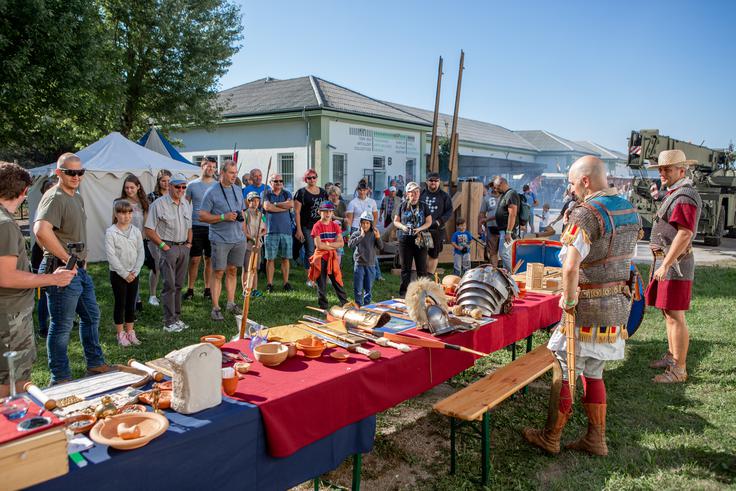 Prikaz vojaškega življenja iz različnih zgodovinskih obdobij. | Foto: 