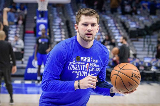 Luka Dončić, slovenski košarkarski as pri Dallas Mavericks, bo v prihodnji sezoni metal na koš z žogami drugega dobavitelja. | Foto: Reuters